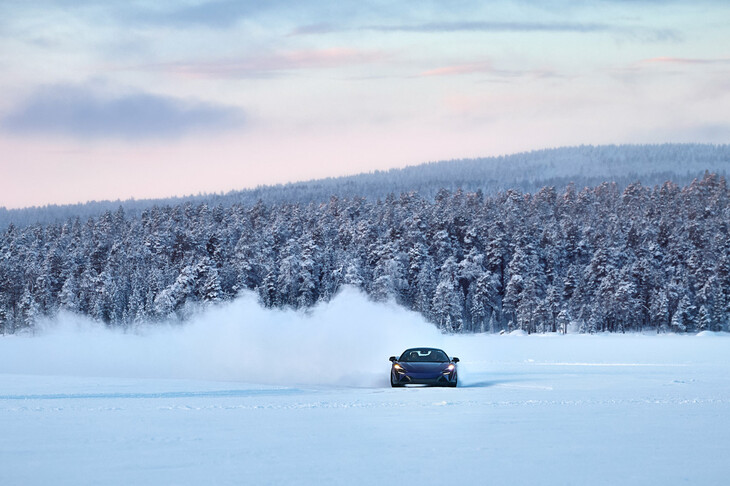 「Pure McLaren Arctic Experience」はマクラーレンが提供するドライビングエクスペリエンスのひとつ。広大な氷上コースで、存分にスーパースポーツを走らせることができる。