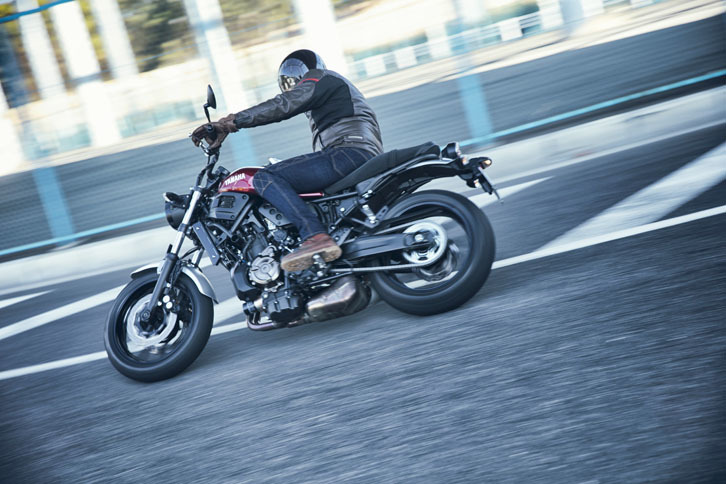 デザインについてはバイクならではの素材感も重視。タンクサイドカバーやヘッドランプステー、ラジエーターサイドカバー、フロントフェンダーステー、ハンドルなどはいずれもアルミ製だ。