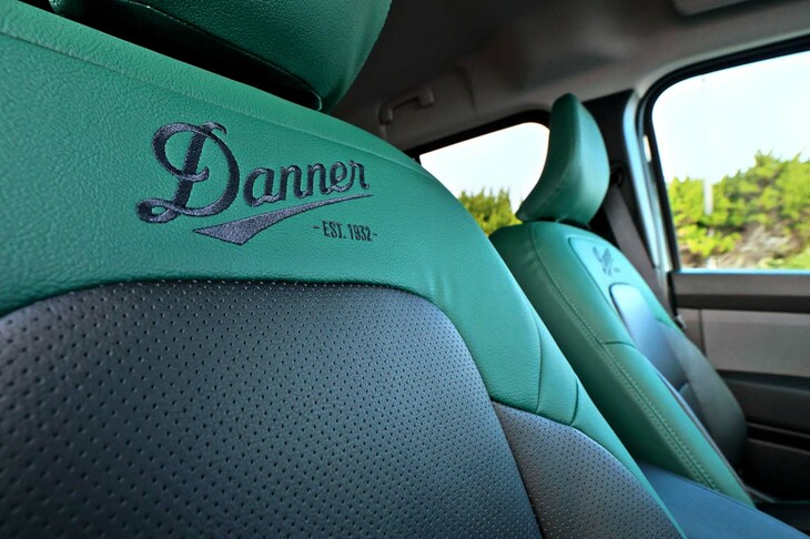 試乗車にはワークブーツの老舗ブランド、ダナーとのコラボレーションによるCABANA製オリジナルシートカバーが装着されていた。