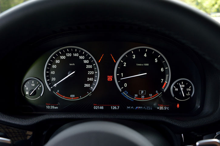 メーターはアナログ式で、中央の液晶部分に運転支援システムの情報が表示される。