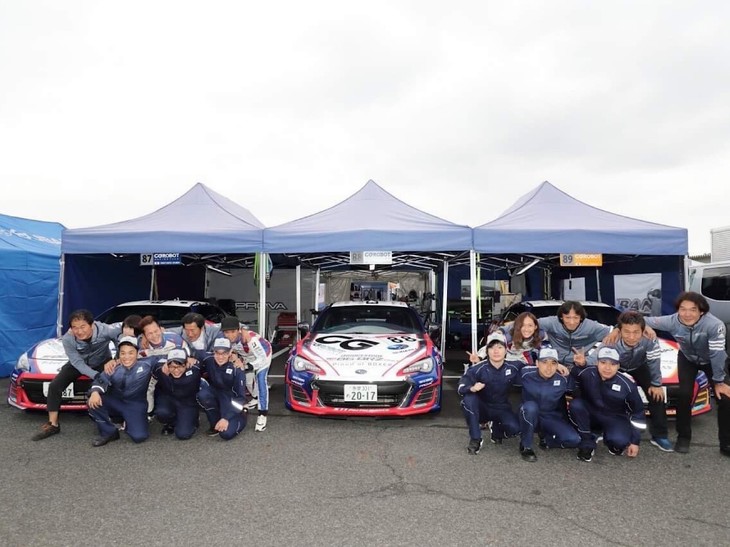 今シーズン、毎戦恒例となっている全体撮影！ 今回応援に駆けつけてくれたディーラーメカニックさんたちは、サーキットに来るのが初めてという方がほとんど！ 緊張感よりもワクワク感が伝わってくる皆さん、終始笑顔で作業してくれました。