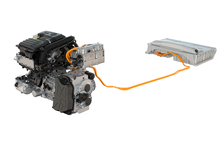 新型「ゴルフ」には、今回試乗した「eTSI」や「TDI」の他に、容量13kWhの駆動用リチウムイオンバッテリーを搭載したプラグインハイブリッド車や、電動アシスト機構を持たない純ガソリン車なども用意される。