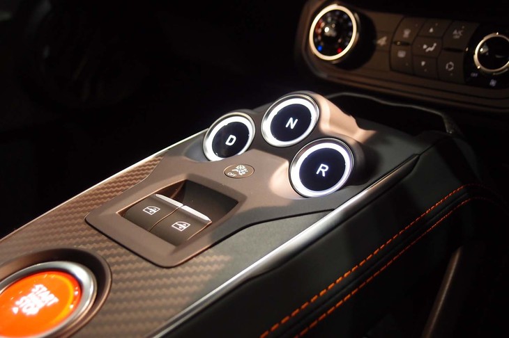 アルピーヌA110S（ヘリテージカラー採用車のセンターコンソール）