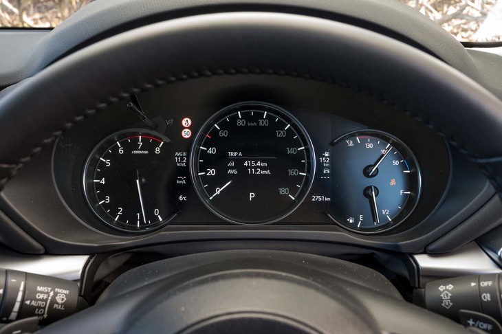 3連式のメーターパネルは、中央がインフォメーションディスプレイになっている。