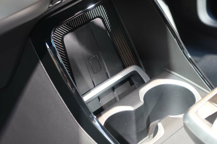 BMW iX1 xDrive30 Mスポーツ（センターコンソールの非接触充電器）