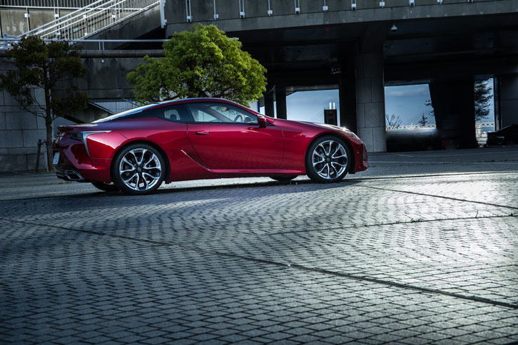 オープンモデルについて落畑さんは否定も肯定もしなかったが、「LC」をサイドから眺めると、屋根が開くことを前提としているのでは？ と邪推したくなるようなルーフラインに見えてくる。