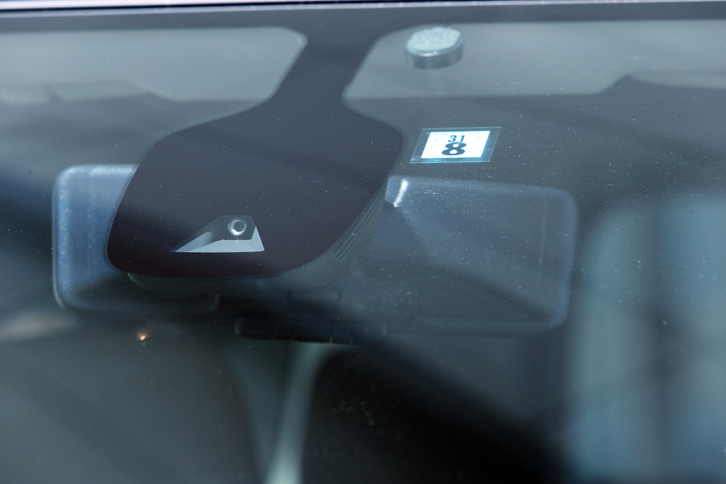 自動緊急ブレーキや「プロパイロット」のセンサーには、フロントウィンドウの単眼カメラのみを使用する。