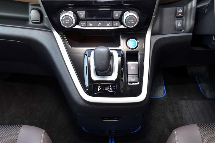 シフトノブは、「ノートe-POWER」や「リーフ」と同じ、操作後はもとの位置に戻るタイプを採用。デザインは独自のものとしている。