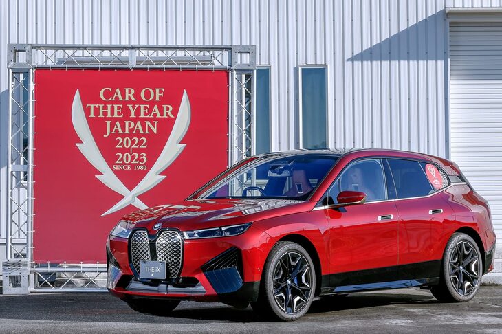 「2022-2023 COTY」で「デザイン・カー・オブ・ザ・イヤー」を受賞した「BMW iX」。全長5mに迫る、SUVタイプの電気自動車だ。
