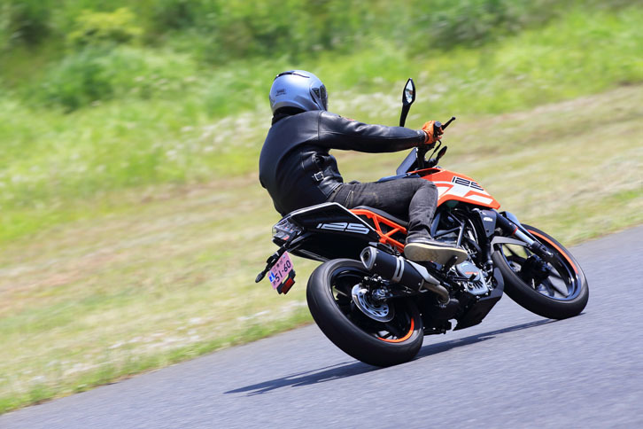 サーキットを駆け抜ける「125デューク」。排気量125cc以下につき、ピンク色のナンバープレートが装着される。