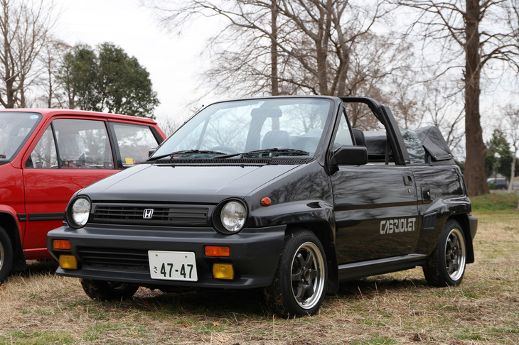 「ダットサン・フェアレディ2000」以来14年ぶりとなる国産オープンカーとして、1984年に誕生した「シティ カブリオレ」。ピニンファリーナの手でオープン化されたボディーは、そのための補強や「ターボII」に準じたワイド化などによってベーシックモデルより100kg以上重くなっていた。だがエンジンは自然吸気のシングルキャブ仕様のみで、アンダーパワーと評された。ボディーカラーは、パステルカラーを中心に12色もそろっていた。