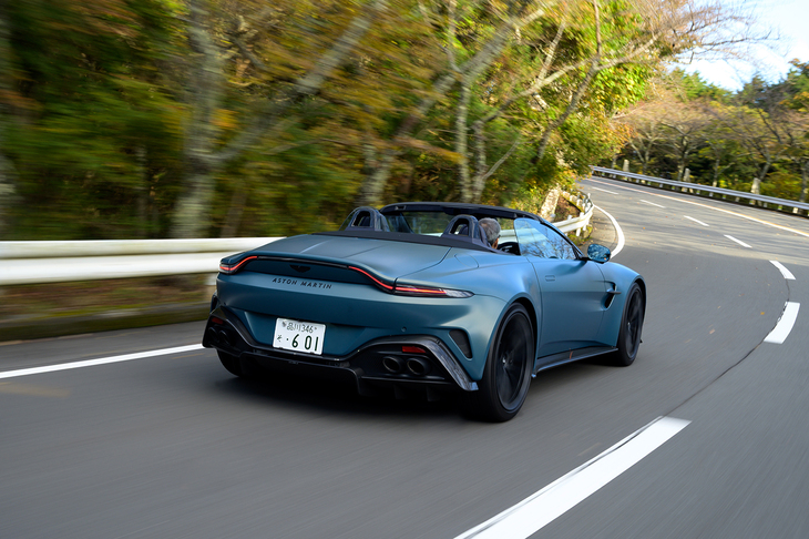 タイヤサイズはフロントが275mm、リアが305mmでともに21インチ。改良前よりもフロントで20mm、リアで30mm拡幅しており（径も1インチアップ）、これらを収めるため全幅も30mm拡大している。