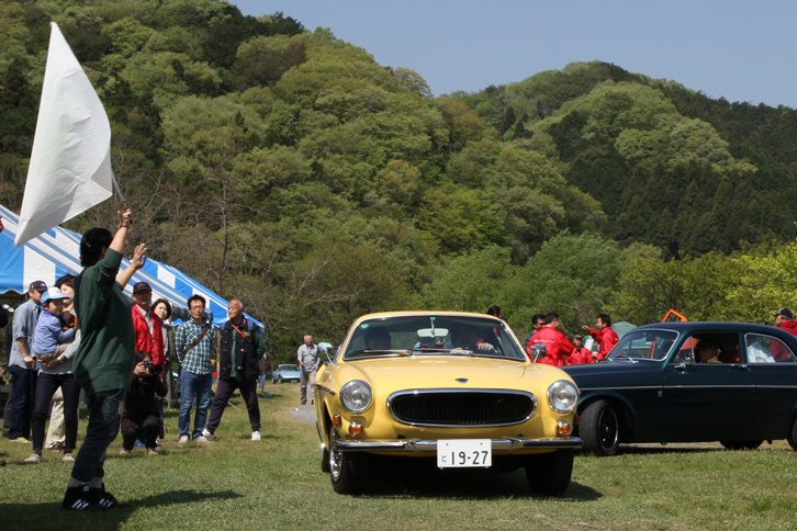 先頭を切ってスタートしたのはボルボ・カー・ジャパン社長の木村隆之氏が乗る1971年「ボルボ1800E」。数台のボルボが続いた。