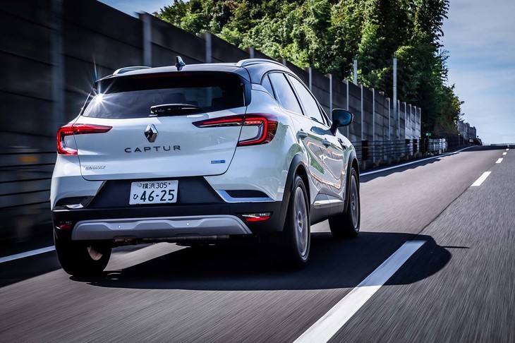 環境性能にすぐれる「キャプチャーE-TECHハイブリッド」は、ピックアップの良さも印象的。1.6リッター車ながら、2リッター超級を思わせる力強い走りが味わえる。