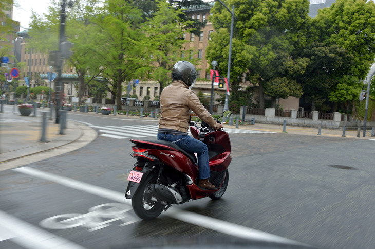 ホンダによれば、国内市場における「PCX」と「PCX150」の販売比率は「7：3から6：4の間」とのこと。通勤での使用を優先するユーザーは前者を選ぶという。