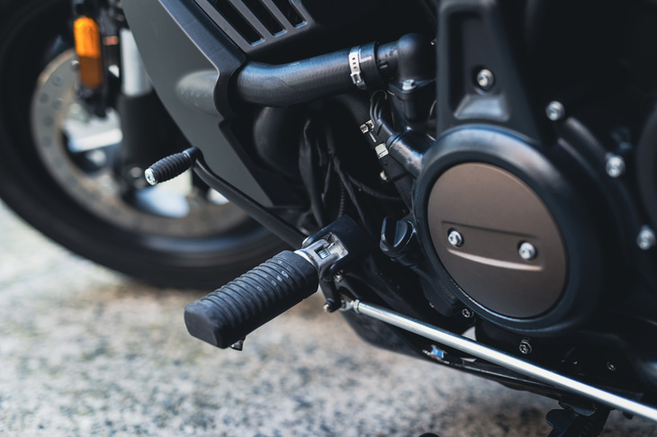 変速に用いるチェンジペダル。ニュートラルから1速に入れても、他のハーレーのように「ガコン！」とは言わない。