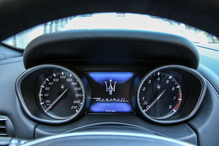 アナログ式の2眼メーターが備わる。左がスピードメーターで右がタコメーター。速度表示は310km/hまで。