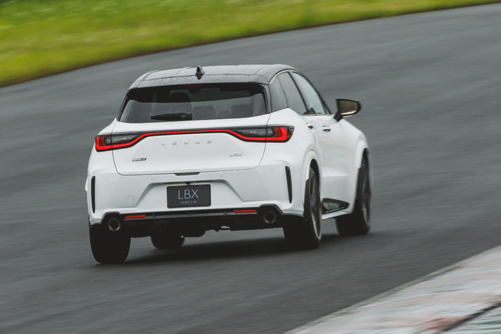 トルセンLSDを前後アクスルに搭載。電子制御式フルタイム4WDによる前後トルク配分とも相まって鋭いコーナリングができる。