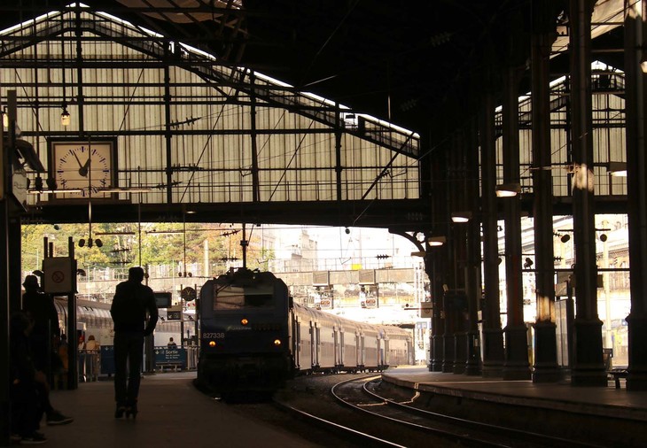 クロード・モネの絵画のモチーフや映画『男と女』の名舞台となったサン・ラザール駅で。