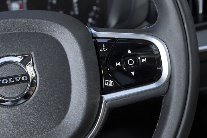 「XC60」のカーナビやインフォテインメントシステムは、音声でも操作が可能。ステアリングホイールのスポーク部には、その「ボイスコントロール」の起動ボタンが備わる。