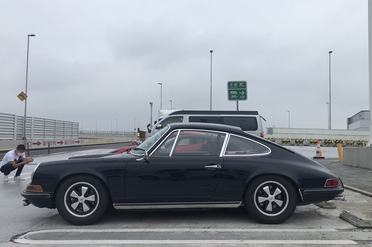 「911E」は1968年8月から1969年7月まで生産された。ちなみにMが所有するのは1969年3月14日生産のミツワ（当時の正規輸入元）もので、エンジンとトランスミッション、ボディーのシリアルナンバーが生産した時のデータと一致している、いわゆる“マッチング車両”なのだという。旧車の世界ではバイクも同様に、これらのナンバーがマッチングしているか否かが重要視される。