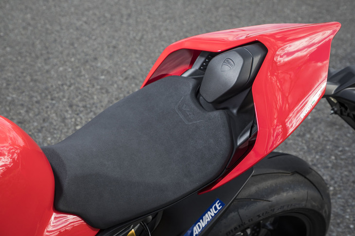 スエード調の表皮が用いられたコンパクトなシート。リアのカウルも空力を考慮した形状となっている。