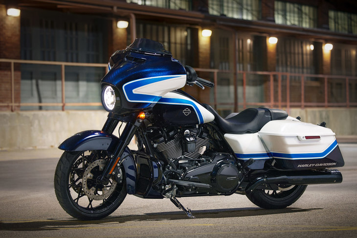 特別色「アークティックブラスト」が施された「ハーレーダビッドソン・ストリートグライド スペシャル」。