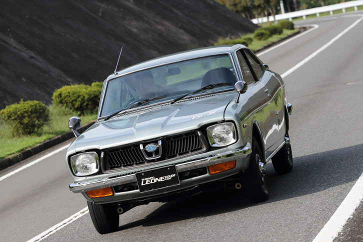 コーナリングは、径の大きなステアリングホイールをぐいぐい切って旋回する感覚。操作は重いが、クルマの雰囲気とマッチしていて個人的には好印象だった。