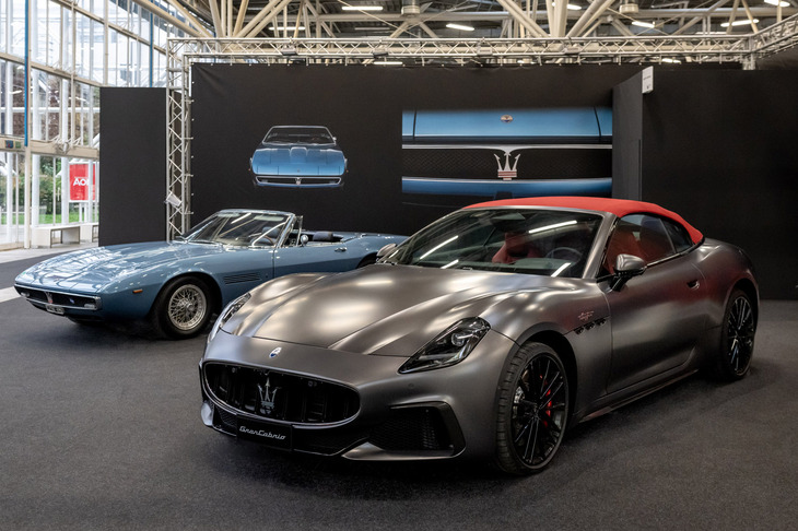 「ギブリ スパイダー」（写真奥）と「グランカブリオ」（同手前）。写真は「Auto e Moto d'Epoca 2024」におけるマセラティブースの様子。