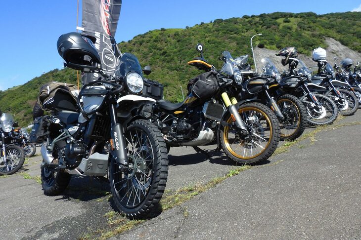 こちらは東京・北区のディーラー、ロイヤルエンフィールド東京ノースの一団。赤羽からだけで5台もの「ヒマラヤ」が集っており、参加者いわく「赤羽ヒマラヤンズ、本日結成です！（笑）」とのことだった。