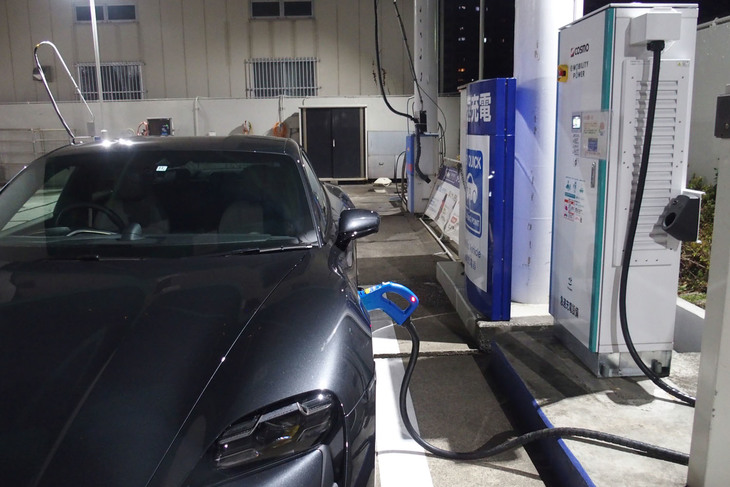 こちらのガソリンスタンドに設置されている急速充電器は50kW規格で、一回につき30分の充電が行えた。