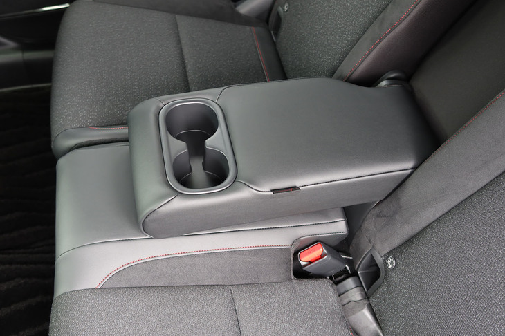 ホンダ・ヴェゼルe：HEV RS（リアシートのアームレスト）