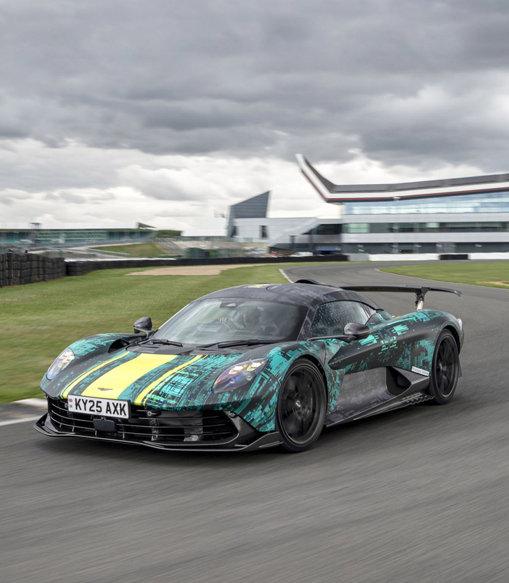 計3基のモーターのうち2基はフロントアクスルに搭載され、トルクベクタリングやリバースのほか、EV専用モードでの走行、回生ブレーキなどに使用される。エンジン側のリアモーターは新開発の8段DCTに組み込まれており、リアアクスルのみに駆動力を供給する。