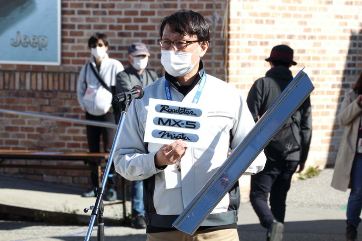 クラシックマツダを代表して会場入りしていたマツダの伏見 亮さん。2018年より取り組むNA「ロードスター」のレストア事業は、現在10台目の作業中。今も多くの希望者が列をなすため、少しでもユーザーをフォローできる取り組みを検討中だという。またNBについても部品の復刻が検討されていることを教えてくれた。