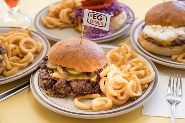 ハンバーガー類はご覧のとおりのボリュームで、味はもちろん量でも大満足。シェイクも自慢とのことなので、甘味党の人はぜひそちらも挑戦してほしい。