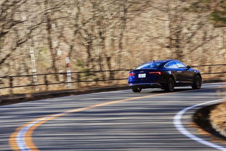 テスト車にはオプション装備の「リアスポーツディファレンシャル」が装着されていた。左右後輪の駆動力を可変制御することで、コーナリング性能を高めている。