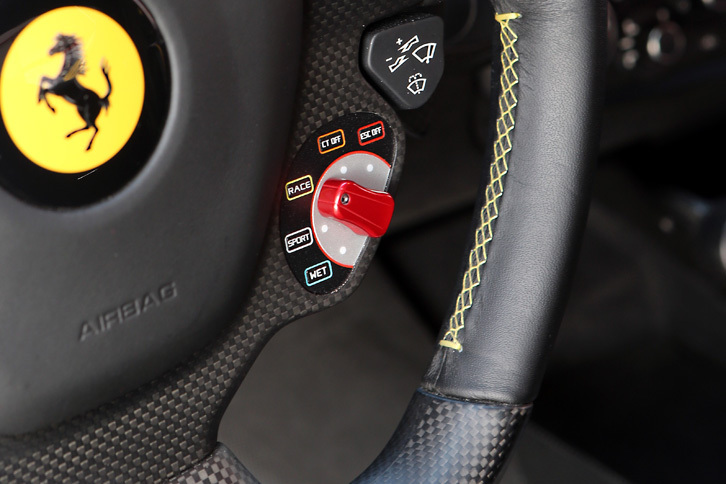 CSTとはフェラーリの姿勢制御システムのこと。「マネッティーノ」と呼ばれる走行モード切り替え機構により、「トラクションコントロールのみオフ」「横滑り防止装置もオフ」と、介入の度合いを調整することができる。