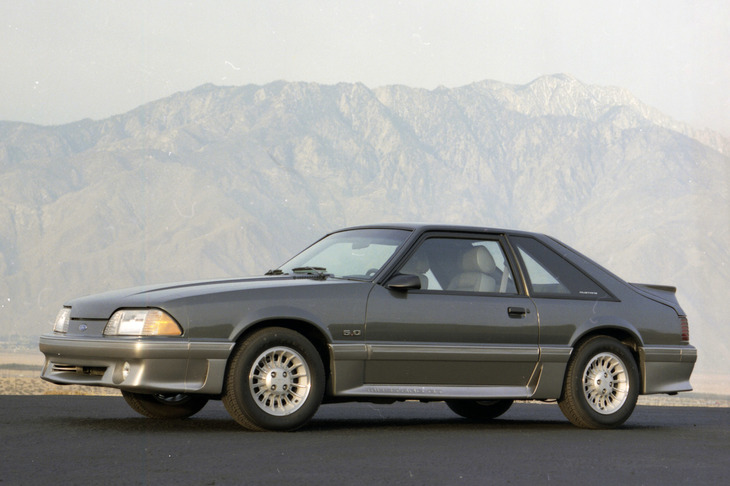 高出力の5リッターV8エンジンを搭載した1990年モデルの「マスタングGT」。高性能モデル用にしばらく2.3リッター直4ターボと5リッターV8を設定していたマスタングだが、このモデルからV8に一本化。高性能車＝大排気量という路線に回帰していった。