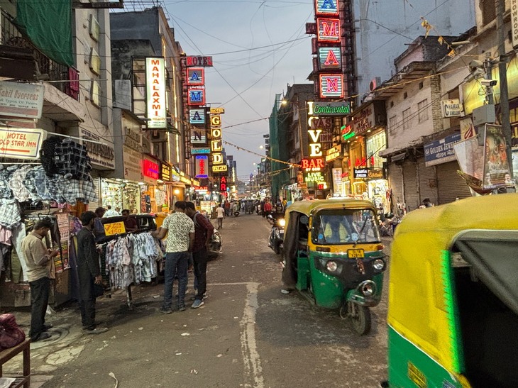 インドといえばの乗り物（モビリティー？）であるオートリキシャが街を行き交う。