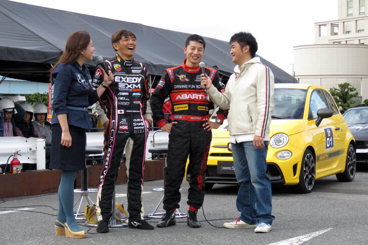 同乗試乗の会場では、モータージャーナリストの嶋田智之氏（右）と竹岡 圭氏をまじえてのトークショーも開催された。