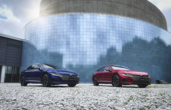 「フォルクスワーゲン・アルテオン」（左）と「アルテオン シューティングブレーク」（右）。