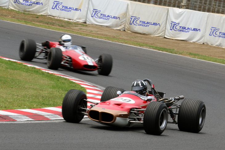 スタートで出遅れた「ロータス59」（ナンバー29）だったが、すぐにリカバリーしてトップに立ち、そのままゴール。続いたのは予選2位の「ブラバムBT21」（ナンバー10）。