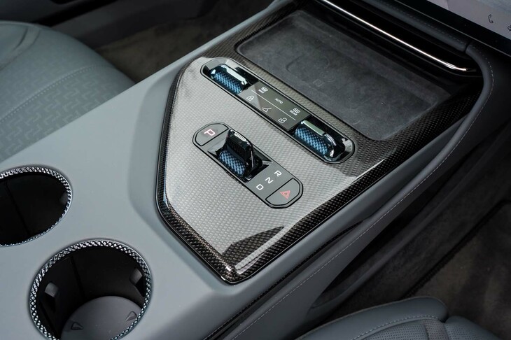 センターコンソールにはドライブモードセレクターに加え、ドアのロック／アンロックや、空調機能などの操作パネルを配置。タッチパネルを介さないでも、直接操作できるようになっている。