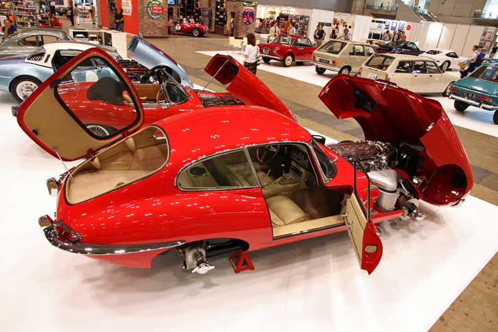 オールドボーイの手になる、フルレストア済みの1962年「ジャガーEタイプ Sr.Iクーペ」。車両本体価格1000万円、レストア費用1300万円で計2300万円。