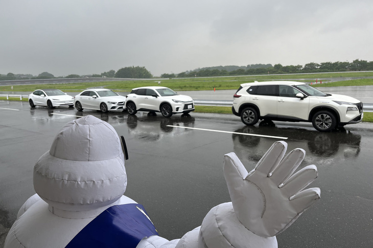 「ミシュランサステナブル試乗会2024」の会場となったGKNドライブインジャパン プルービンググラウンドにはミシュランのコーポレートキャラクター、ミシュランマンも登場。