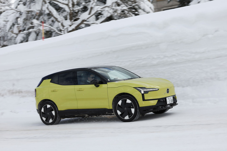 「EX30ウルトラ シングルモーター エクステンデッドレンジ」のボディーサイズは全長×全幅×全高＝4235×1835×1550mm、ホイールベースは2650mm。多くの機械式駐車場に対応する全高は、都市部でも使い勝手がよさそうだ。