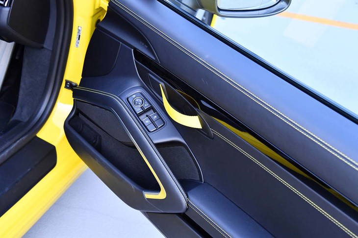 インナードアハンドルは、軽量化のためナイロンベルト化されている（写真中央）。