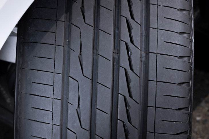 中央部の2本のリブ（縦帯）に連続して開けられた「ダブルブランチ型消音器」。特にイン側（写真向かって左）の「シークレットグルーブ」は、タイヤの摩耗が進んでも常に消音に最適な形状となるよう、内部のデザインが工夫されている。