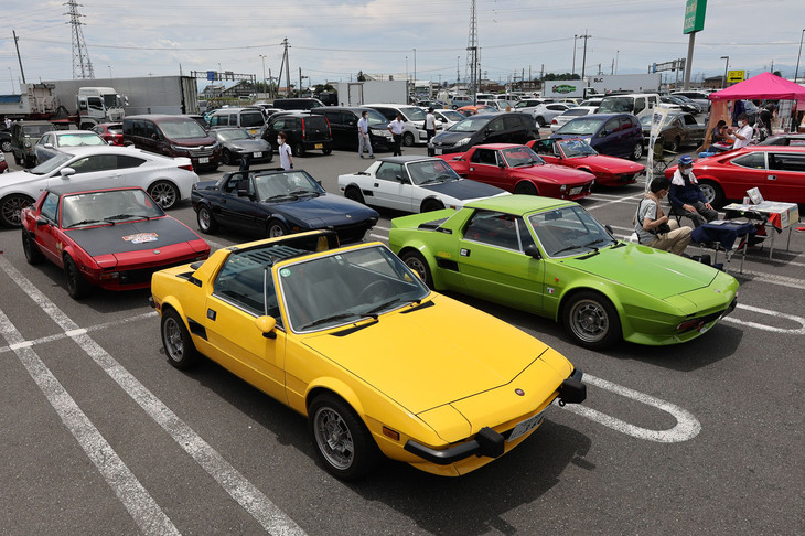 2021年に続いて「フィアットX1/9」のワンメイククラブである「グループ・ラナバウト」がツーリングの途中で合流した。