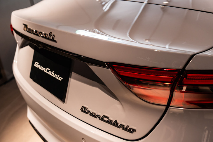 マセラティ・グランカブリオ トロフェオ（リアエンブレム）